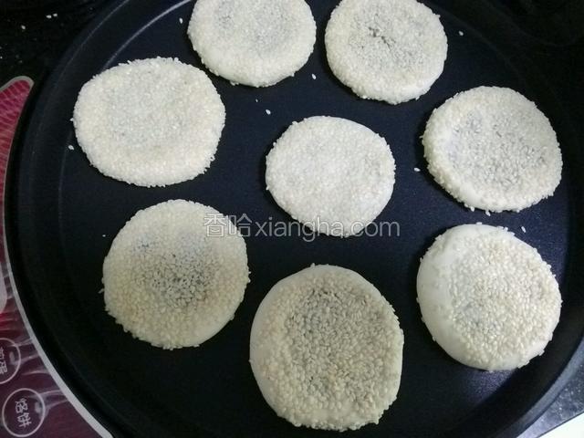 电饼铛预热按大饼键，上下火2分钟之后翻个面大概8分钟就好了。