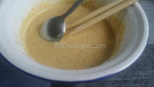 面糊的调制：取一容器加入干淀粉丶面粉丶2g食盐丶味精丶花椒面丶辣椒面丶料酒，打入鸡蛋一只调成厚糊状备用；