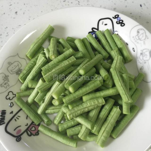 豆角切寸段备用
