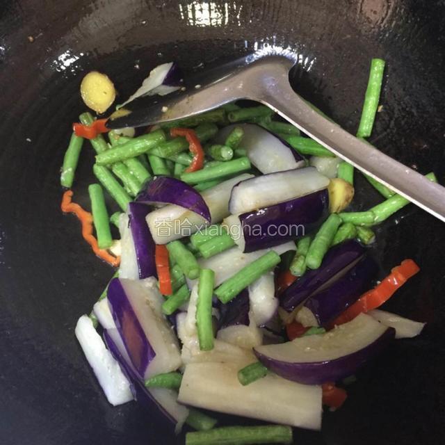 炒至豆角变软，把用油炸好的切条倒入锅内，加入少许生抽、鸡粉和盐，一起煸炒入味后，调好半饭碗水淀粉倒入翻炒均匀即可出锅