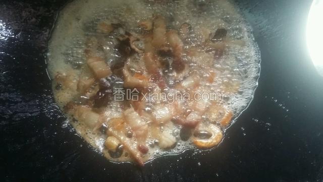 再加入干贝，虾干，香菇煸一分钟