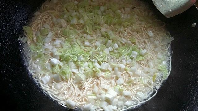 把大白菜碎撒在面条上面，烧一分钟