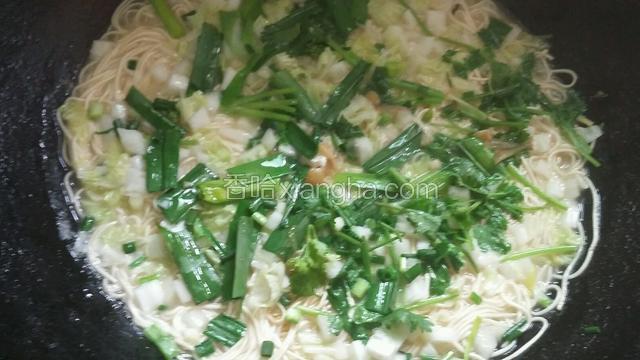 再把香菜段，葱花，蒜苗段撒在上面，淋上图七的油