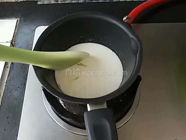 将泡吉利丁片的不沾锅，用火烧开，并不挺搅拌，以免粘锅。