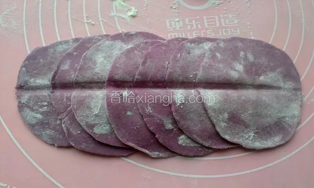 6.7个斜着错开排列，中间用筷子压一道痕