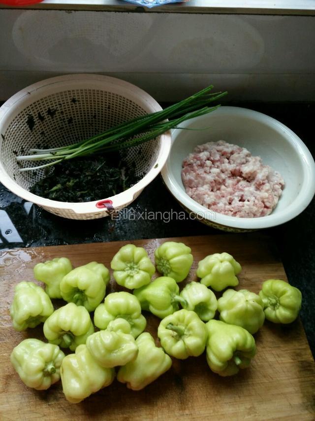 猪肉，紫苏，葱花准备好，灯笼椒'准备挖心