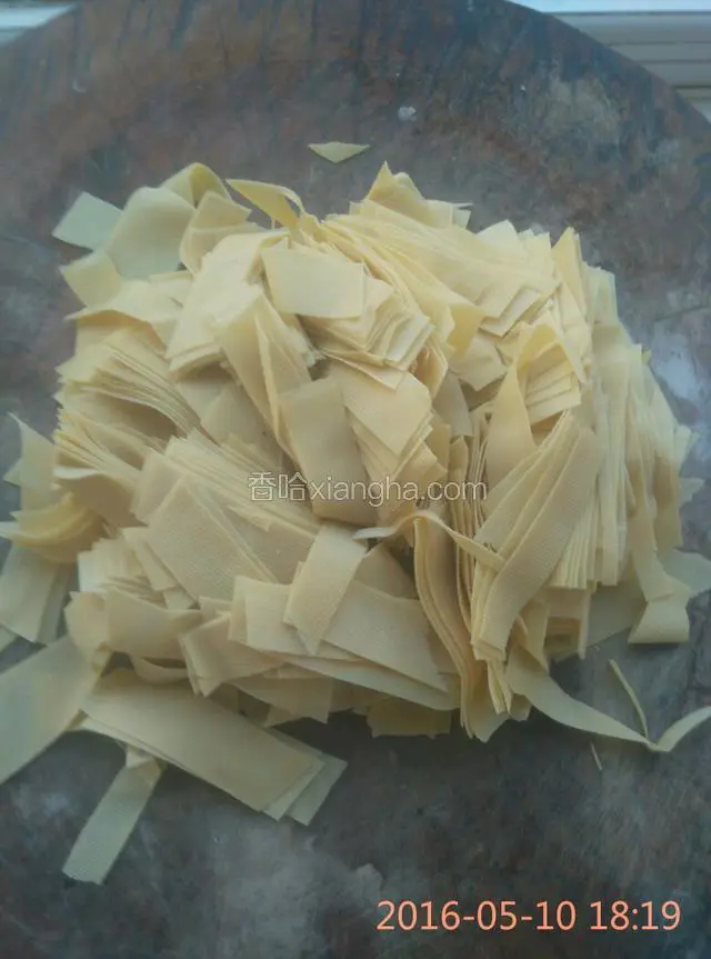 将干豆腐切条