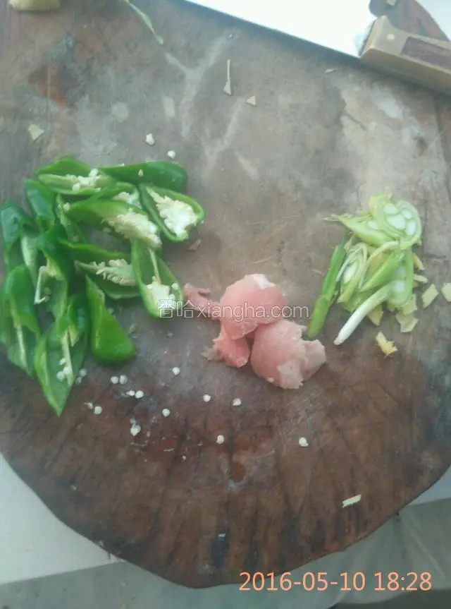 利用煮干豆腐的时间，准备五花肉，葱姜，尖椒