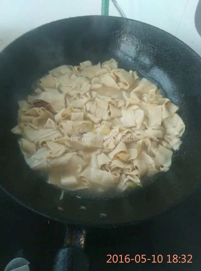 锅中烧开水，放入干豆腐，煮一会，为一会做准备。