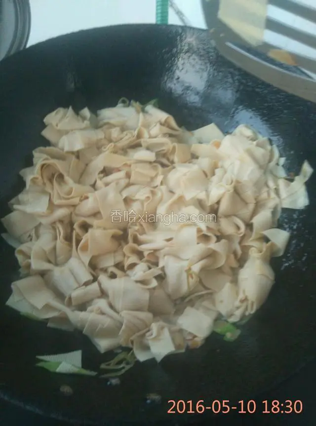 锅中油烧热后，下入五花肉煸炒，下葱姜，下入干豆腐，加入花椒粉。加水炖煮一会，让干豆腐入味。