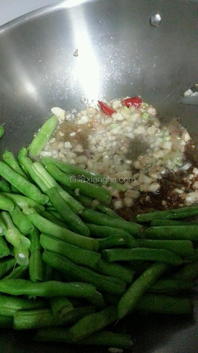 不断翻炒至四季豆断生，加盐，鸡精调味。