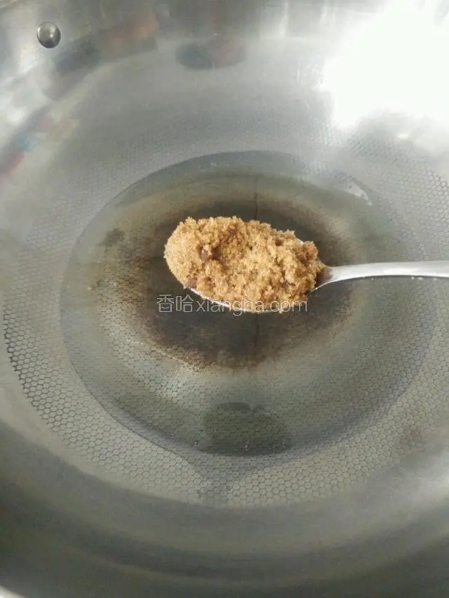 热锅倒油，油轻微冒烟就加入一勺红糖翻炒