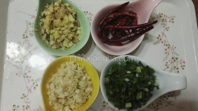 准备好材料（糖醋盐油没拍）