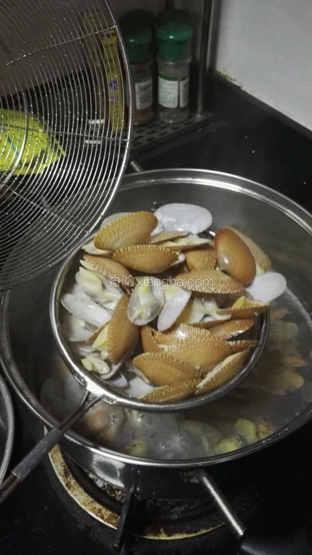 快速烫一下，直到蛤蜊开口，然后捞起来