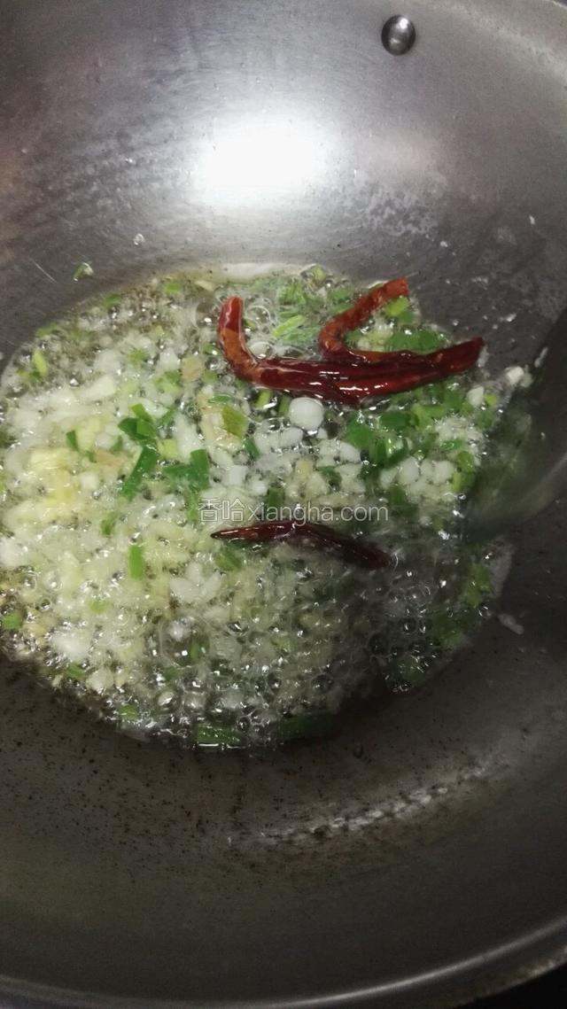 净锅上火，倒入花生油烧热，下入葱姜蒜青椒干红辣椒爆香