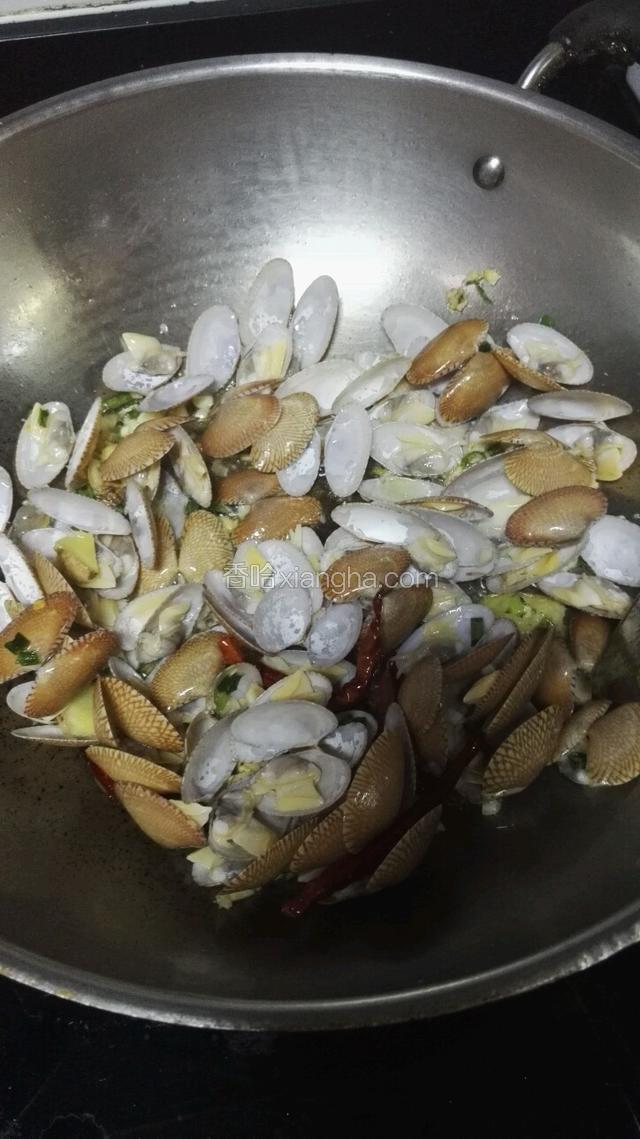 倒入花蛤蜊，快速翻炒
