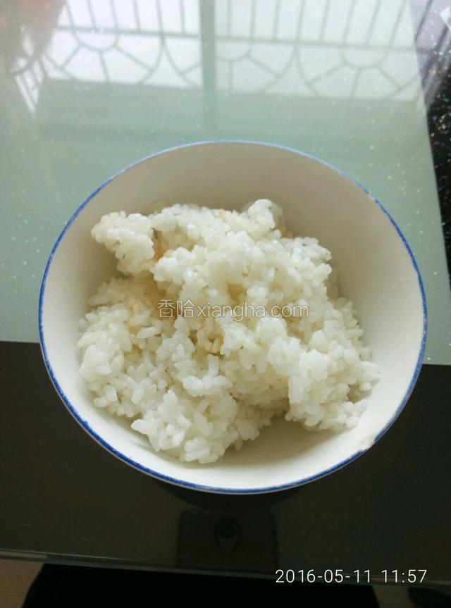 米饭煮熟，加盐和寿司醋搅拌均匀备用。
