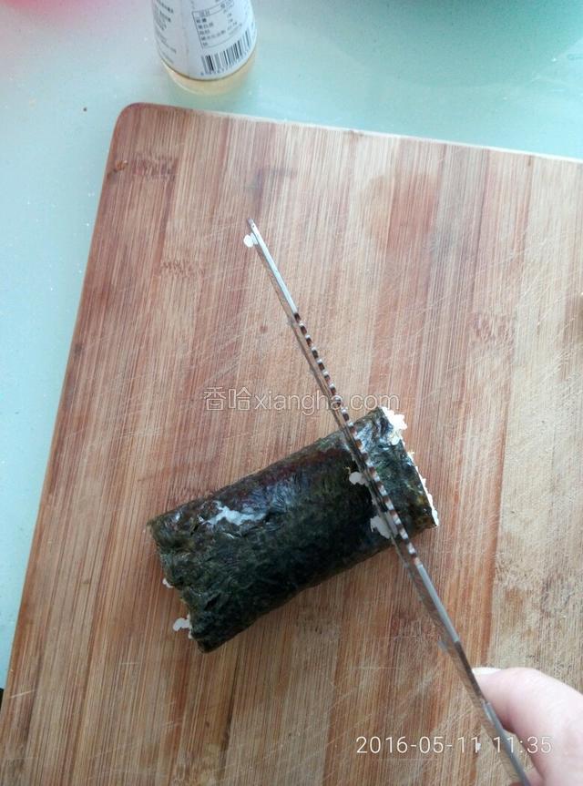 放好所以材料卷成卷，用刀段。