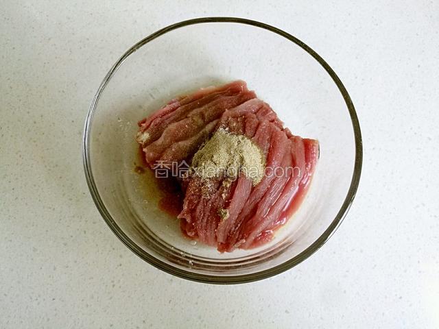 里脊肉放碗里，加入盐，胡椒粉和料酒。