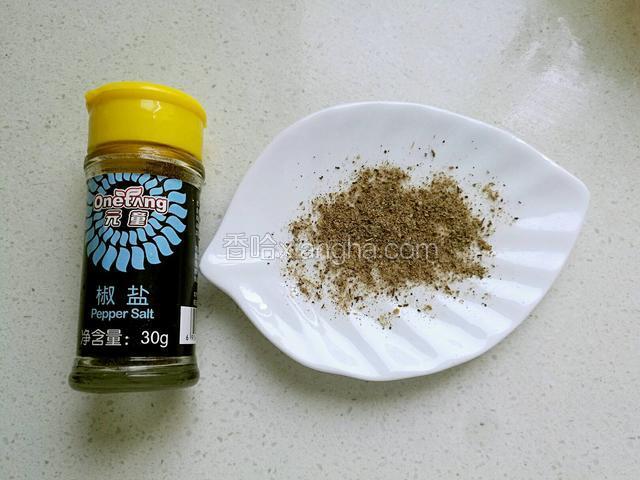 在盘碟中倒入椒盐，里脊肉吃的时候蘸着椒盐吃。