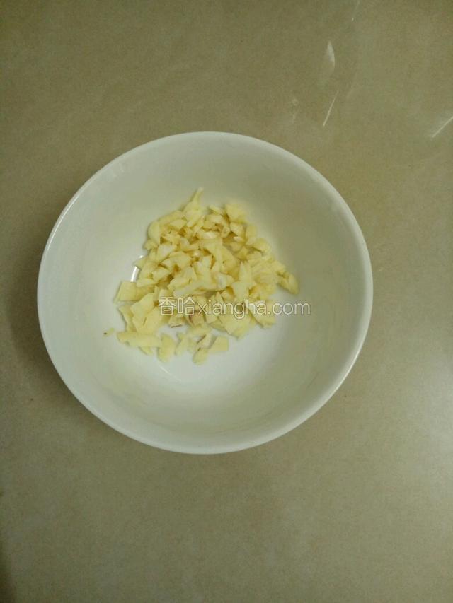 蒜头去皮剁碎备用
