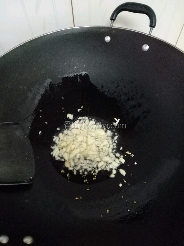 起油锅爆香蒜蓉
