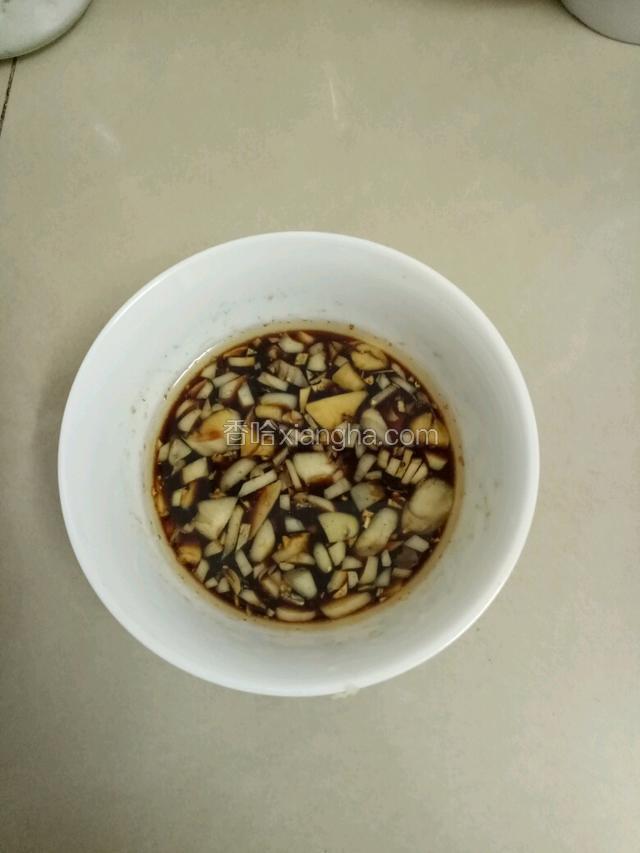 大蒜爆香后连油倒入碗中加生抽2勺耗油1勺拌匀备用