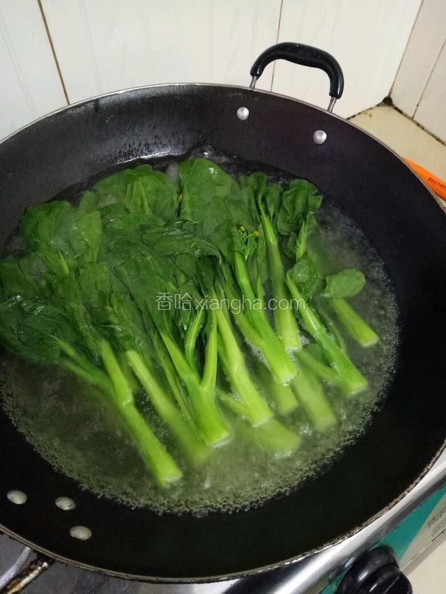 先把菜心茎部放进沸水中，待变深绿再把菜心全部放进水中煮1分钟即可