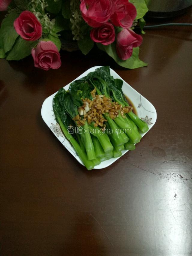 一道脆嫩爽口的白灼菜心上桌了