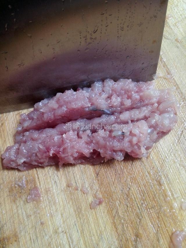 然后剁成鱼肉末。