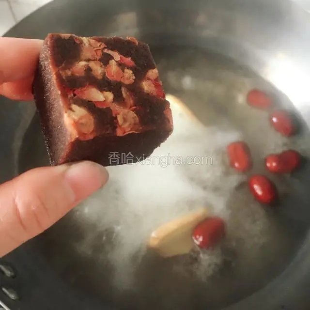 再放入红糖块煮至融化