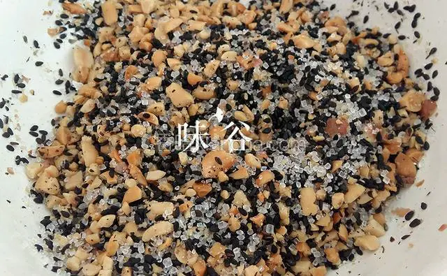甜的馅料就是把压碎的炒花生和超过的芝麻，白砂糖混合在一起就行，甜的我更喜欢炸着吃