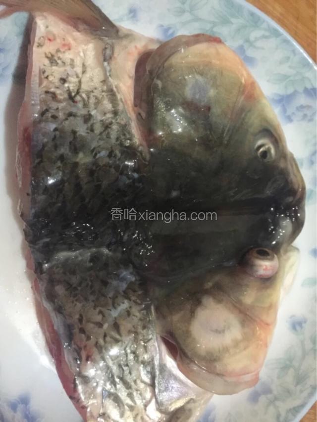 草鱼一条，鱼身鱼尾做其他菜品，鱼头用刀切成相连的两半如图