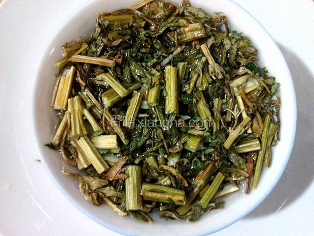 益母草浸泡10分钟、清洗干净