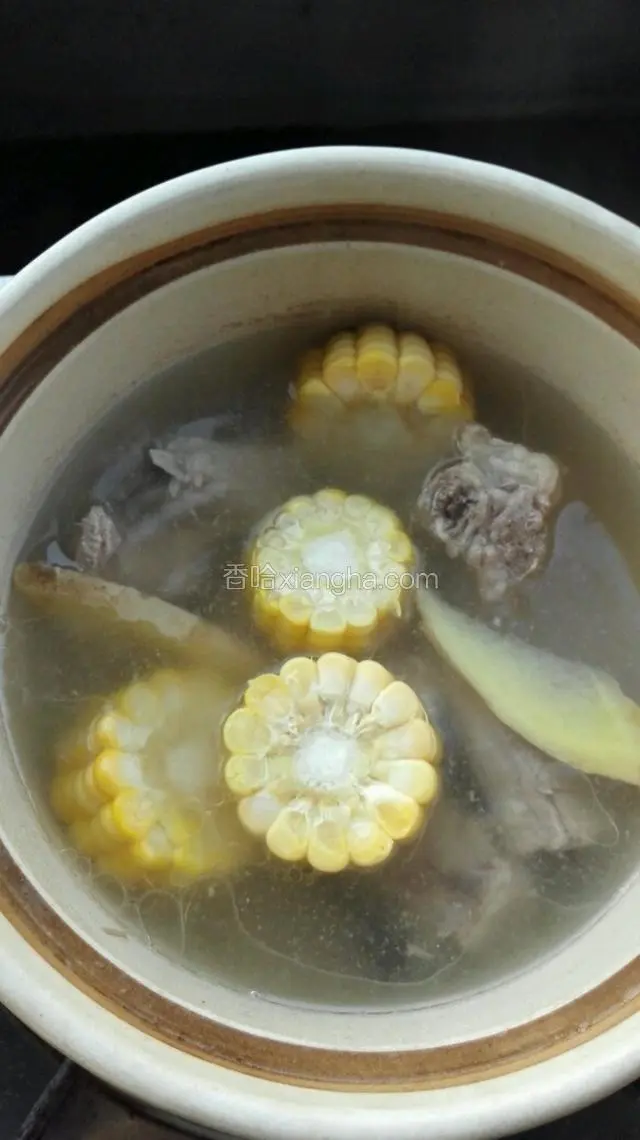 加入玉米段，煮30分钟