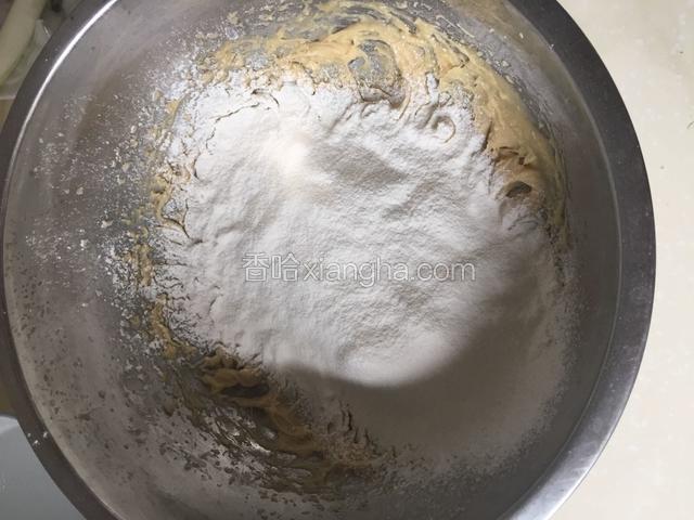 筛入面粉，用橡皮刮刀拌至无干粉状态。