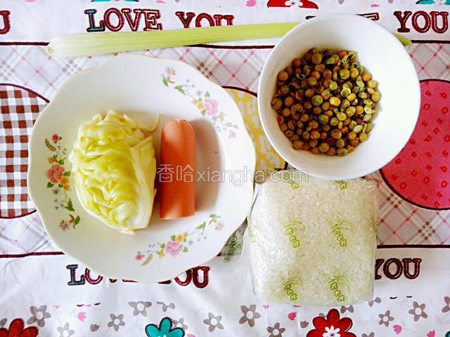 准备好泡菜拌饭的食材：大米，泡菜，火腿肠，青豆，芹菜。