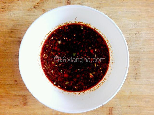给放有红美人和线椒的碗里加入盐，香油，白糖，味极鲜，香醋，鸡精，凉开水，搅拌均匀备用。