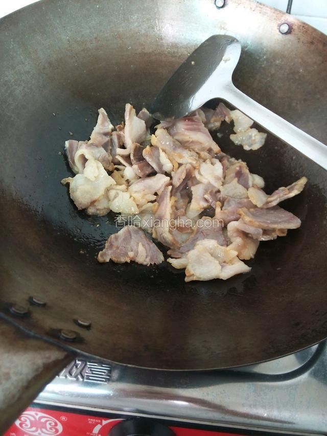 腊肉放在锅里煸一煸油，然后就把香菇、尖辣椒、蒜、蒜苗一起放进炒，加老抽、胡椒粉、味精一起炒，再把西兰花倒进一起炒。（不够咸就加点盐）