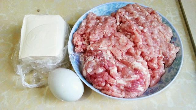 准备好肉末，鸭蛋，豆腐