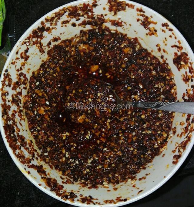 准备好平时就炒制好的红油辣椒
