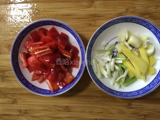 将调料准备好，葱、姜、蒜和红辣椒洗静切好