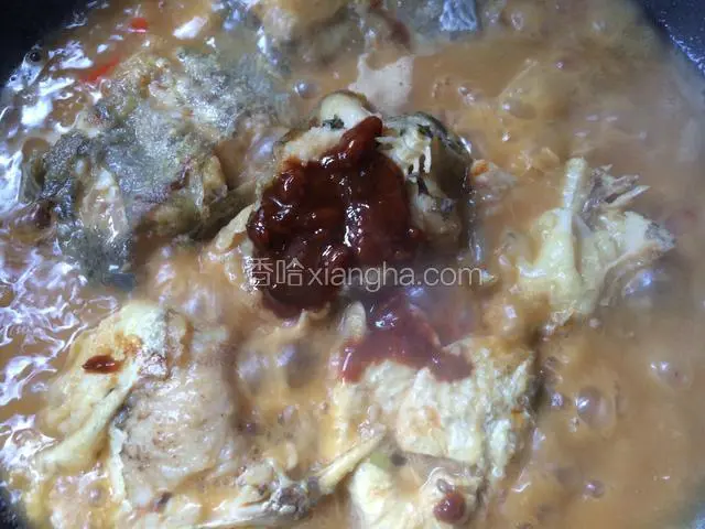 加入适量的黄豆酱和适量的老抽，盖上锅盖焖煮片刻，入味后收干汤汁即可