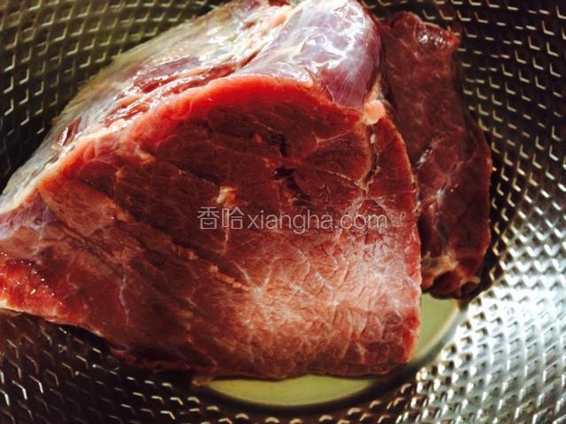 新鲜牛肉洗净备用