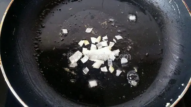 起油锅，下葱煸炒