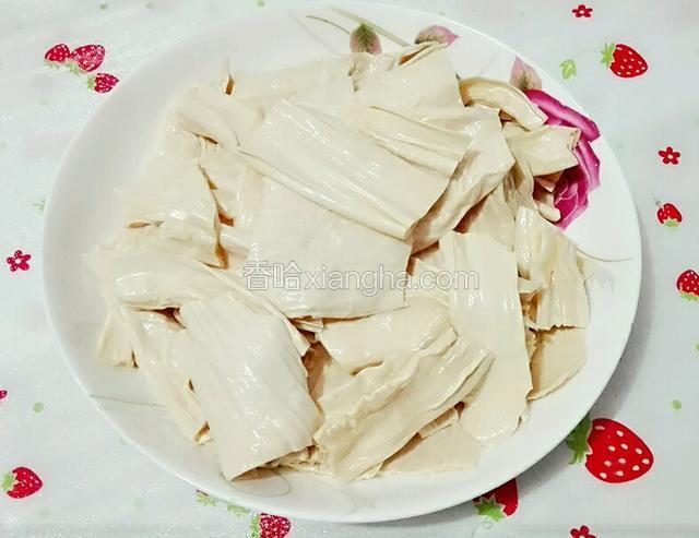 准备好腐竹用凉水泡软后切小段。