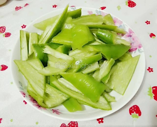 青椒洗干净去掉里面的籽切成块状。