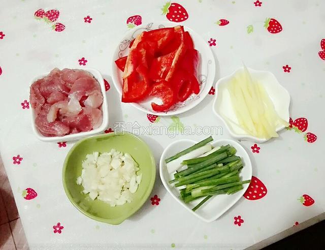 瘦肉洗净切成肉片，红辣椒去籽切小块，生姜切丝，香葱切段，大蒜拍碎。