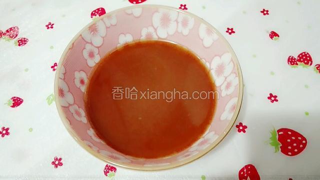 准备好调味汁：玉米淀粉，酱油，蚝油，食盐，加水搅拌。