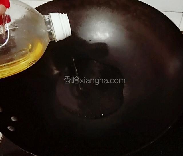 洗干净锅烧热倒入花生油。
